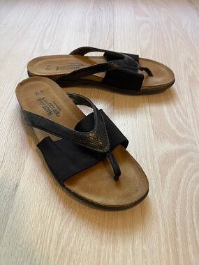 Naot Black Leather Thong Sandals - Size 39 (US 8) - Excellent Condition!
